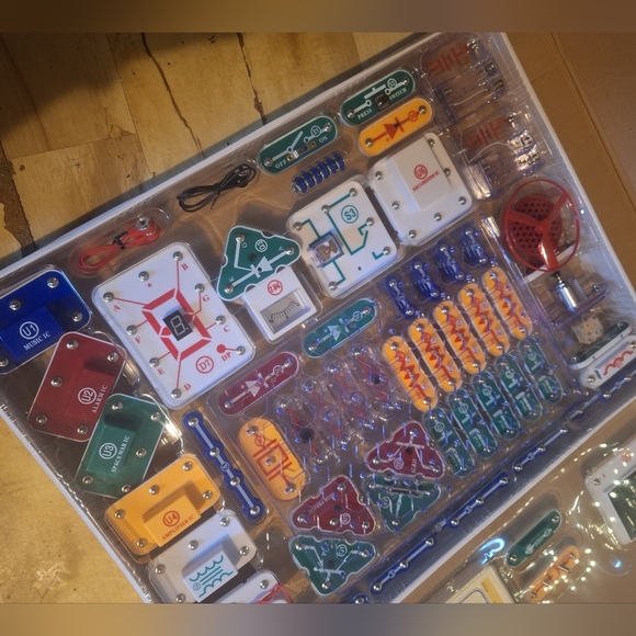 Snap Circuits Extreme Electronics Kit - Picture 3 of 7